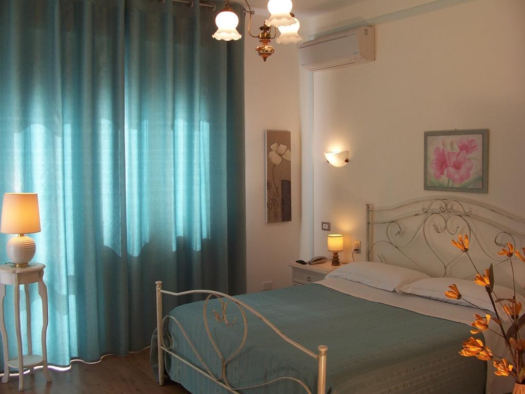 Bed And Breakfast " Il Tesoro Di Mario " Falconara Marittima Chambre photo